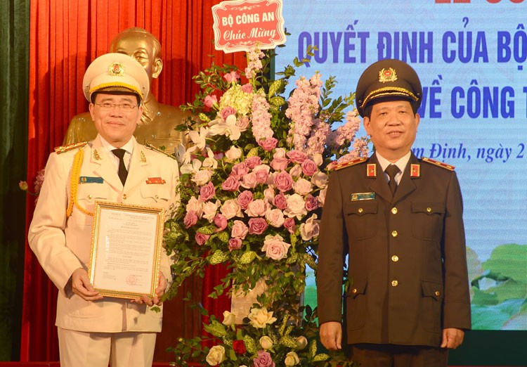 Đại tá Phạm Văn Long nhận quyết định bổ nhiệm trong chiều 27/3. Ảnh: Bộ Công an