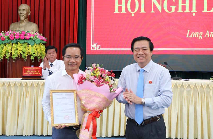 Bí thư Tỉnh ủy Long An Phạm Văn Rạnh trao quyết định và chúc mừng đồng chí Nguyễn Văn Được
