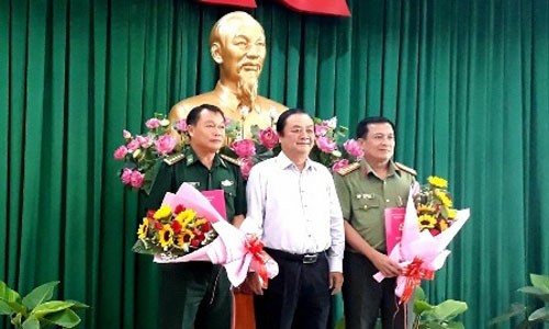 Đồng chí Lê Minh Hoan trao quyết định và chúc mừng Đại tá Lê Văn Luận, Đại tá Đoàn Minh Lý.