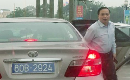 Ông Trần Hồng Quảng, Chủ tịch HĐND tỉnh Ninh Bình, đang bước ra từ chiếc xe mang biển xanh 80B-2924- Ảnh: TNO
