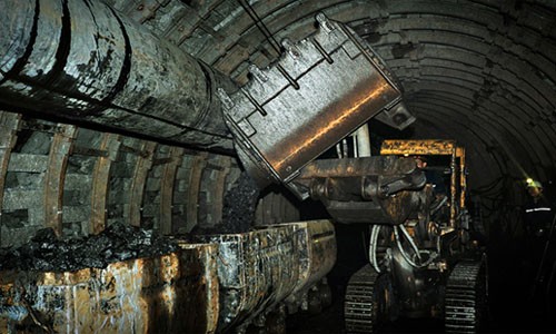 Máy xúc lật nghiêng đào lò tại mức -300 Công ty CP than Hà Lầm (Ảnh: Mạnh Hùng)