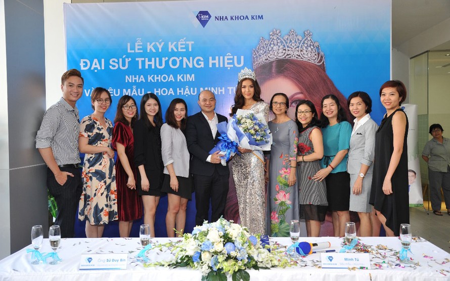 Đại diện Hệ thống nha khoa hàng đầu Việt Nam tại buổi lễ ký kết với Siêu mẫu – Hoa hậu Minh Tú