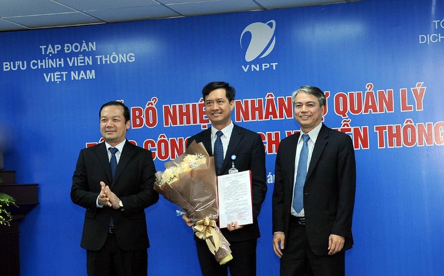 Chủ tịch HĐQT VNPT Trần Mạnh Hùng và Tổng giám đốc VNPT Phạm Đức Long trao quyết định bổ nhiệm cho ông Nguyễn Nam Long