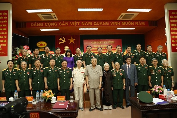 Trung tướng Đồng Sỹ Nguyên (hàng đầu, ở giữa) với các đại biểu trong buổi gặp mặt nhân dịp kỷ niệm 58 năm Ngày truyền thống Bộ đội Trường Sơn (19-5-1959 / 19-5-2017). Ảnh: TRƯỜNG SƠN
