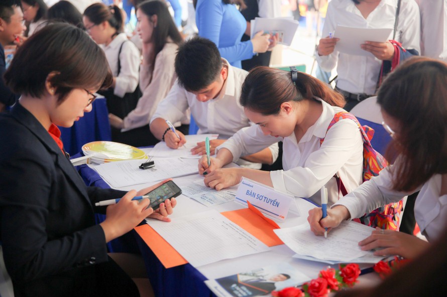 Sinh viên tham gia ngày hội việc làm ở trường ĐH Văn Lang
