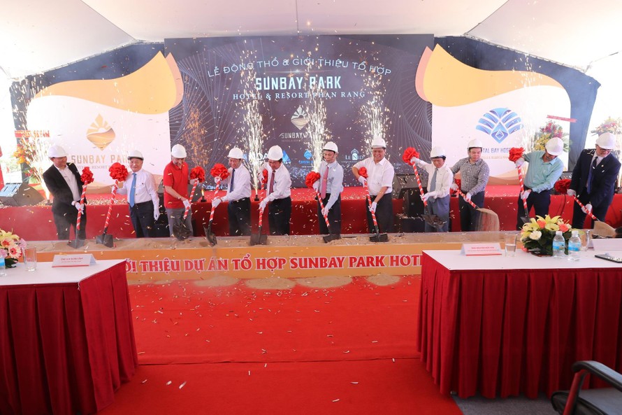 Tổng giám đốc NDA Group cùng đại diện Tập đoàn Crystal Bay và các đối tác trong sự kiện động thổ tổ hợp SunBay Park Hotel & Resort Phan Rang. 