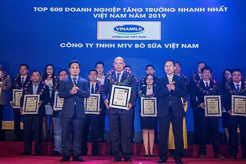 Ông Trịnh Quốc Dũng - GĐ Điều hành Vinamilk, kiêm GĐ Công ty Bò sữa Việt Nam đại diện nhận chứng nhận Top 500 Doanh nghiệp tăng trưởng nhanh nhất Việt Nam năm 2019