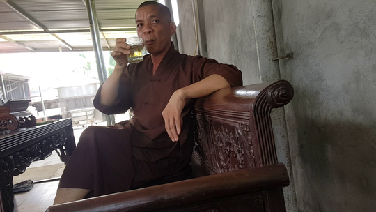 Trụ trì chùa Trung Hành Thích Bản Phúc vừa uống bia vừa tiếp phóng viên