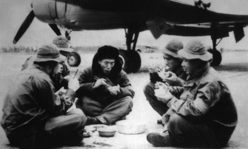 Tổ bay IL-14 trực chiến, ăn trưa ngay tại dưới cánh máy bay, sẵn sang làm nhiệm vụ chi viện cho chiến trường Tết Mậu Thân năm 1968.