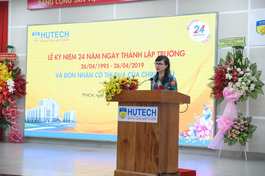 Bà Nguyễn Thị Kim Phụng - Vụ trưởng Vụ Giáo dục Đại học, Bộ GD&ĐT phát biểu chúc mừng HUTECH kỷ niệm 24 năm thành lập