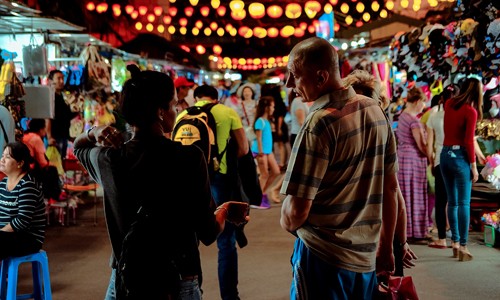 Không khí mua sắm tại chợ đêm Nha Trang luôn nhộn nhịp, song vẫn chưa thoả mãn nhu cầu của du khách. Nguồn ảnh: Shutterstock