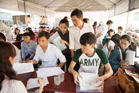 Đông đảo thí sinh đăng ký xét tuyển học bạ vào ĐH Duy Tân