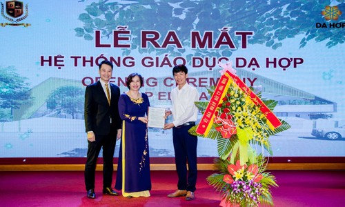 Ông Nguyễn Thế Dũng – Phó Chủ tịch thường trực UBND thành phố Hòa Bình (bên phải) trao quyết định thành lập trường Tiểu học Dạ Hợp cho đại diện Hệ thống giáo dục Dạ Hợp