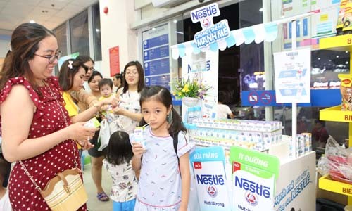 Khách hàng trải nghiệm cùng sữa nước Nestlé ít đường