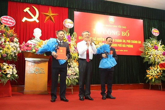 Chánh án TANDTC Nguyễn Hòa Bình trao quyết định và chúc mừng đồng chí Phạm Đức Tuyên, Trịnh Khắc Thịnh.