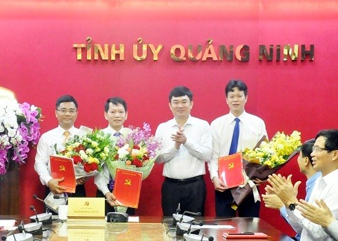 Phó Bí thư Tỉnh ủy Quảng Ninh Ngô Hoàng Ngân trao quyết định và chúc mừng các đồng chí được chỉ định.