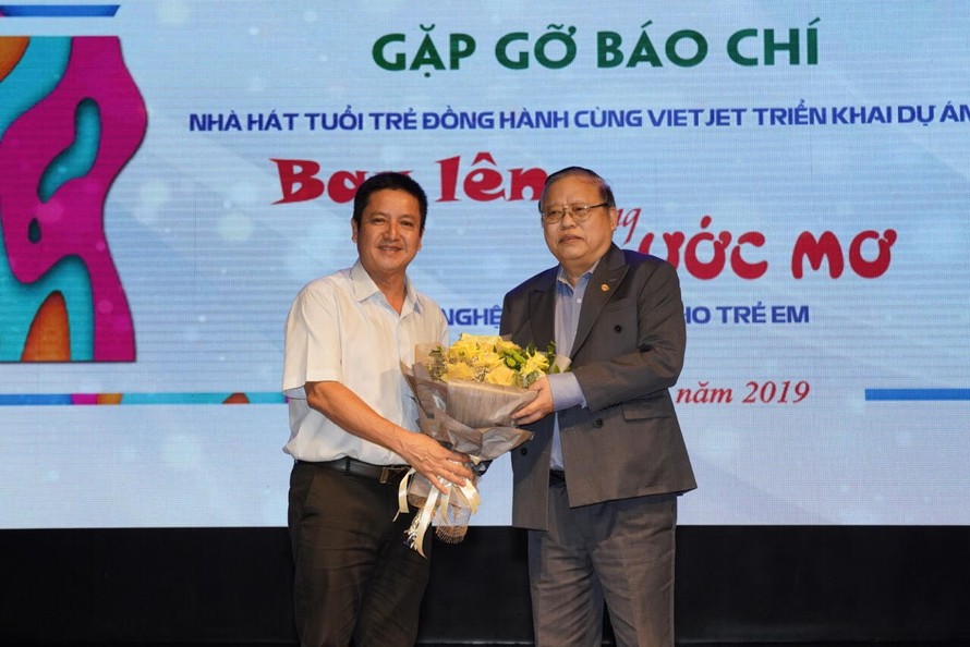 NSƯT Chí Trung và ông Nguyễn Đức Tâm trong buổi giới thiệu dự án “Bay lên những ước mơ”