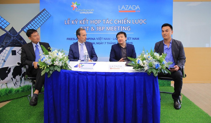 Đại diện Lazada Việt Nam và FrieslandCampina Việt Nam chia sẻ với báo giới trong buổi ký kết