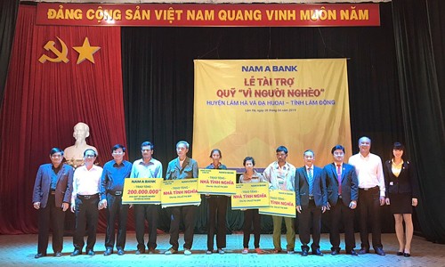 Ông Nguyễn Minh Tuấn – Giám đốc Nam A Bank Lâm Đồng (thứ ba từ phải sang) trao tặng 200 triệu đồng cho Đại diện huyện Đạ Huoai và 4 căn nhà tình nghĩa cho các hộ nghèo tại huyện Lâm Hà