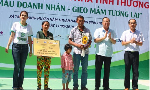 Đại diện Ban tổ chức tặng nhà tình thương cho gia đình anh Nguyễn Cao Phi và chị Văn Thị Hạnh