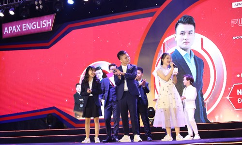 Cầu thủ Quang Hải giao lưu cùng 400 học sinh
