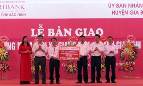 Lãnh đạo Agribank tỉnh Bắc Ninh trao biển tượng trưng tài trợ kinh phí xây dựng trường mầm non xã Giang Sơn cho đại diện đơn vị nhận tài trợ
