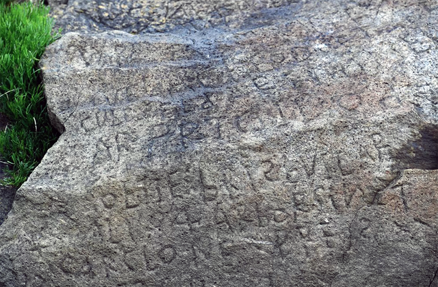 Tảng đá kì lạ chứa đoạn mật mã khó hiểu ở Pháp.