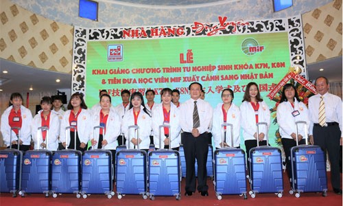 Ông Lê Thanh Thuấn - Chủ tịch Tập đoàn Sao Mai và lãnh đạo MIF tặng quà cho các tu nghiệp sinh xuất sắc được chọn sang Nhật làm việc