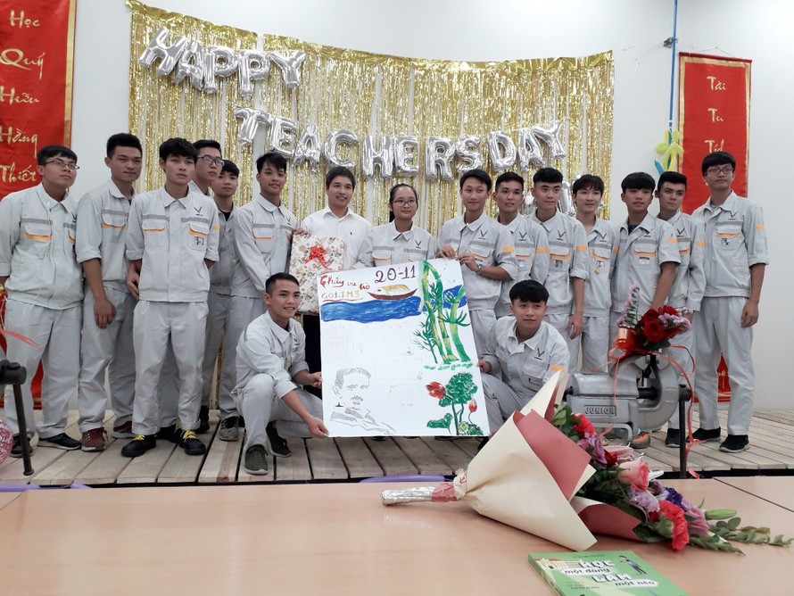 Đỗ Thị Thu cũng các bạn trong lớp IM3 – Cơ khí Công nghiệp trong ngày nhà giáo Việt Nam (20/11)