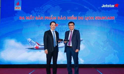 Ông Nguyễn Quốc Phương – Tổng giám đốc Jetstar Pacific Airlines (bìa trái) và ông Ông Trương Quốc Lâm – Tổng giám đốc Bảo hiểm PVI (bìa phải) thực hiện kích hoạt sản phẩm
