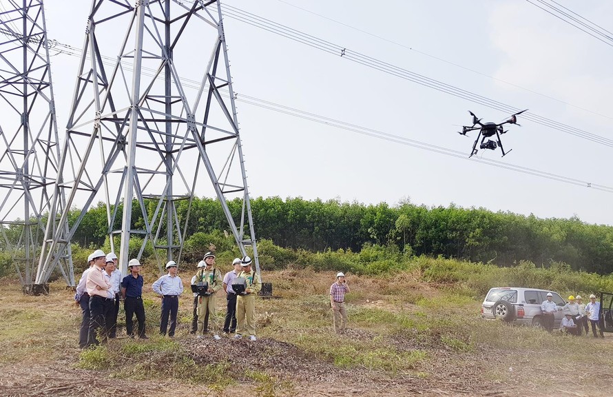 1.Ông Đặng Phan Tường – Bí thư Đảng ủy, Chủ tịch HĐTV EVNNPT (áo trắng, đứng giữa) kiểm tra PTC2 triển khai ứng dung thiết bị bay không người lái (UAV) phục vụ QLVH hệ thống truyền tải điện.
