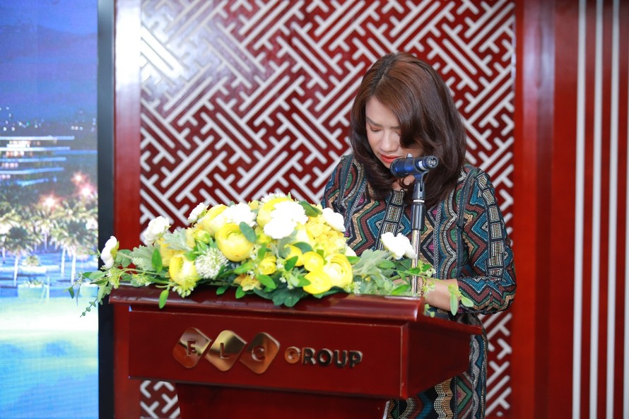 Bà Trần Thu Vân – GĐ phát triển thị trường Công ty FLC Holiday phát biểu khai mạc buổi lễ 