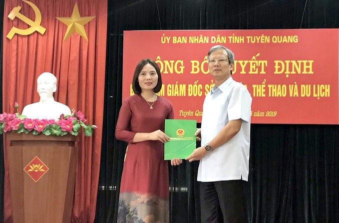 Chủ tịch UBND tỉnh Tuyên Quang Phạm Minh Huấn trao quyết định cho đồng chí Âu Thị Mai.