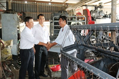 Cán bộ tín dụng Agribank Châu Thành - An Giang đến thăm gia đình nông dân Lê Xuân Trường