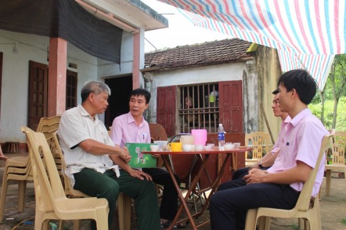 Công đoàn cơ sở NHCSXH tỉnh Thanh Hóa thăm hỏi, động viên gia đình Thiếu tá Vi Văn Nhất