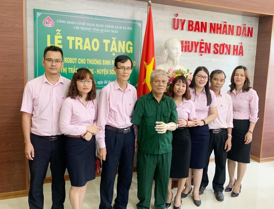 Công đoàn cơ sở NHCSXH tỉnh Quảng Ngãi trao tặng cánh tay robot cho CCB, Thương binh ¼ Võ Văn Hào