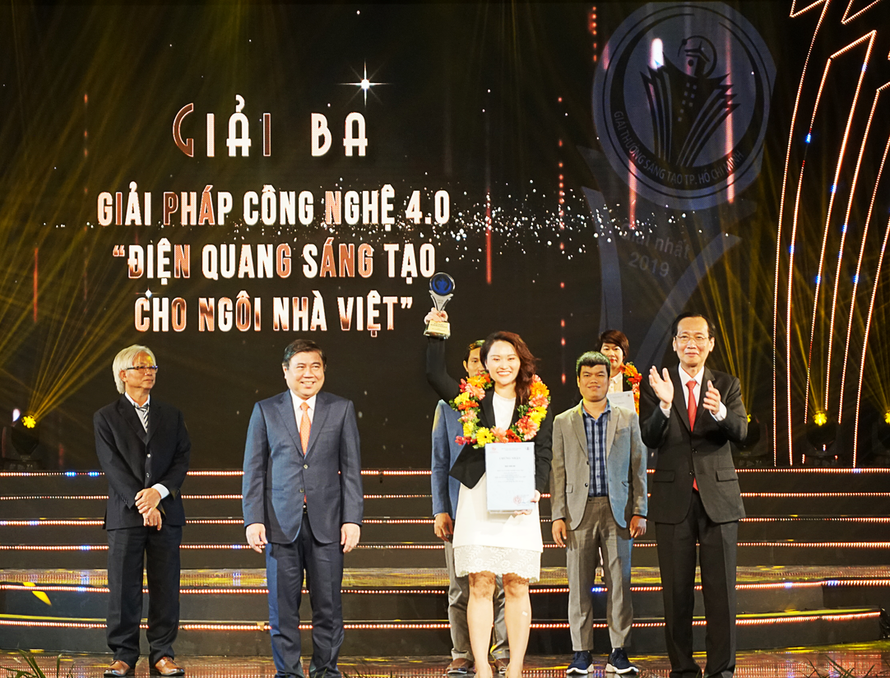 Đại diện Công ty CP Bóng đèn Điện Quang nhận Giải thưởng Sáng tạo TPHCM 2019.