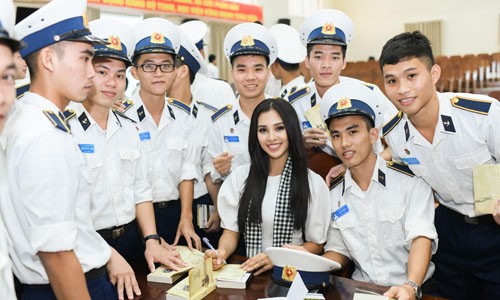 Hoa hậu Tiểu Vy ký tặng sách quý đổi đời đến các chiến sĩ trong chương trình Hành trình Từ Trái Tim tổ chức tại Học viện Hải Quân Nha Trang 