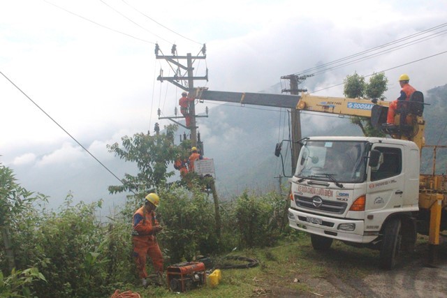 Hành trình kéo điện lên vùng cao của người thợ điện Lào Cai tới xã Phìn Ngan