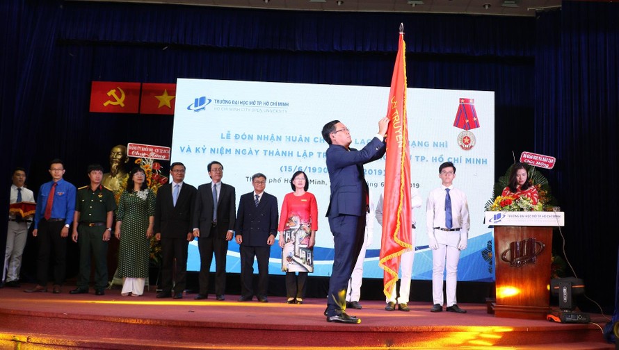 Thứ trưởng Bộ GD&ĐT Nguyễn Văn Phúc đại diện Nhà nước trao Huân chương Lao động hạng Nhì cho trường ĐH Mở TPHCM