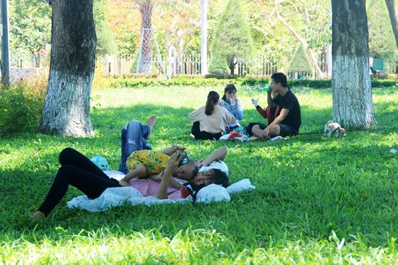 Địa phương cắt điện suốt 16 giờ đồng hồ giữa lúc nắng nóng đang hoành hành, người dân phải ra công viên "trốn" nắng nóng