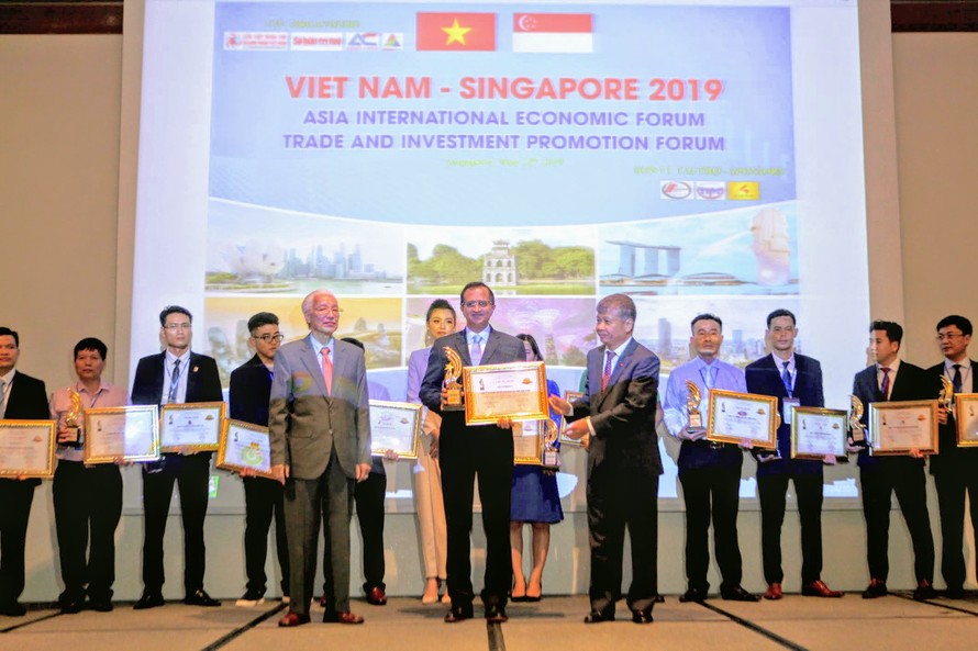 Basker Rangachari, Giám đốc Marketing, đại diện FE CREDIT nhận giải thưởng tại Diễn đàn kinh tế quốc tế ASIA 2019 tổ chức tại Singapore 