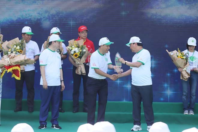 Thủ tướng Chính phủ Nguyễn Xuân Phúc trao biểu trưng chứng nhận Thành viên Liên minh Chống rác thải nhựa cho đại diện Công Ty Nestlé Việt Nam.