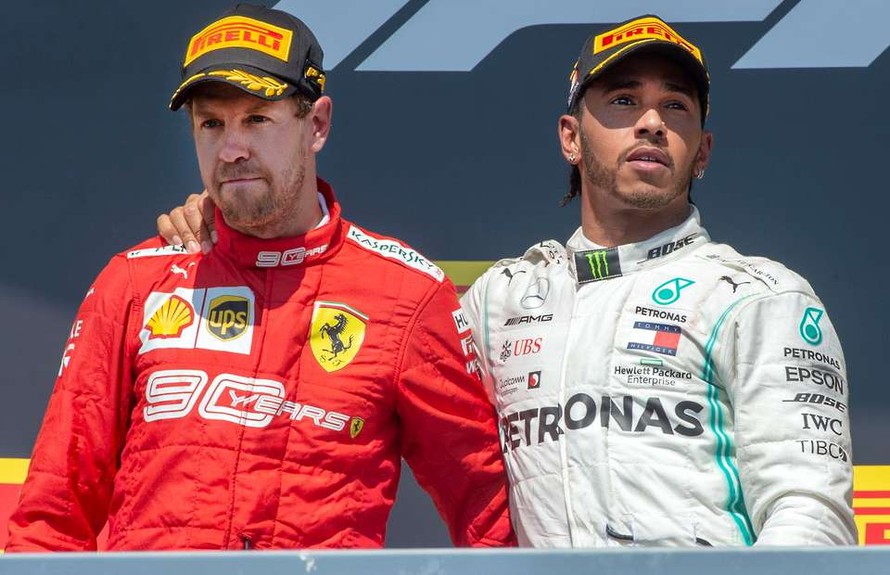 Vettel (trái) không hài lòng khi bị tước chiến thắng ở chặng trước