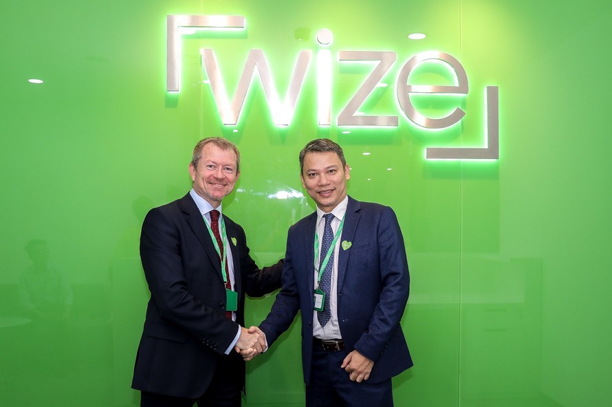 Ông Richard Cramp – CEO Wize Solutions và Ông Nguyễn Mạnh Tường – Tổng giám đốc Wize Việt Nam tại buổi ra mắt văn phòng mới của công ty tại Hà Nội