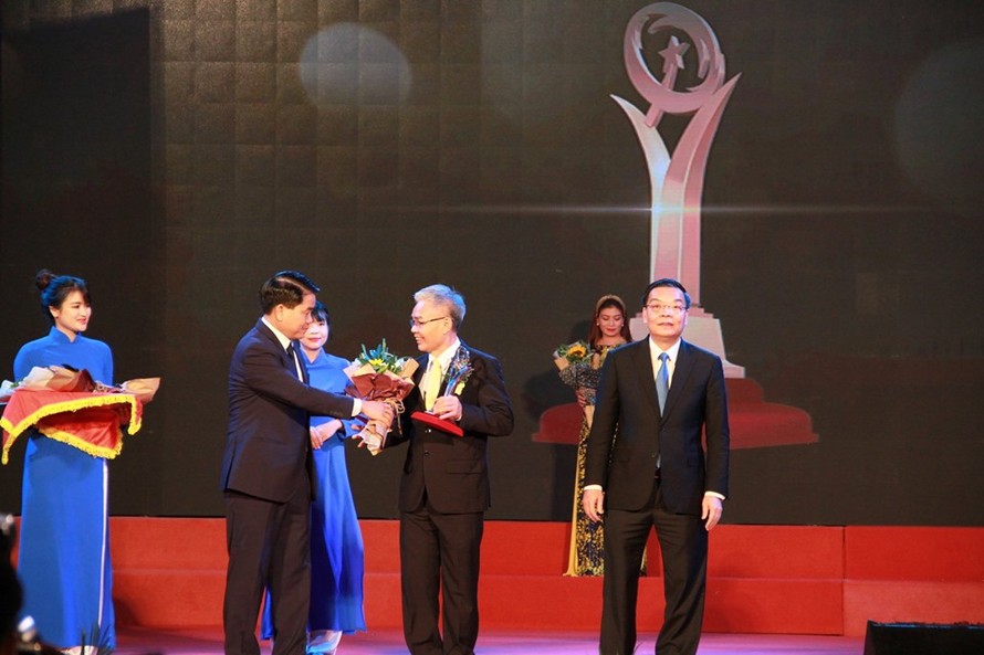 Ông Kiều Minh Lực, Phó Tổng Giám đốc C.P. Việt Nam nhận giải mảng chăn nuôi heo