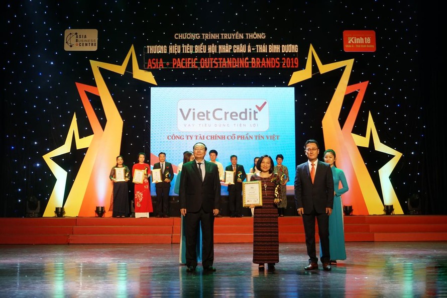 Bà Vũ Thục Quyên - Giám đốc Tài chính VietCredit vinh dự nhận Cúp và Chứng nhận Top 10 từ Hội đồng Giám khảo
