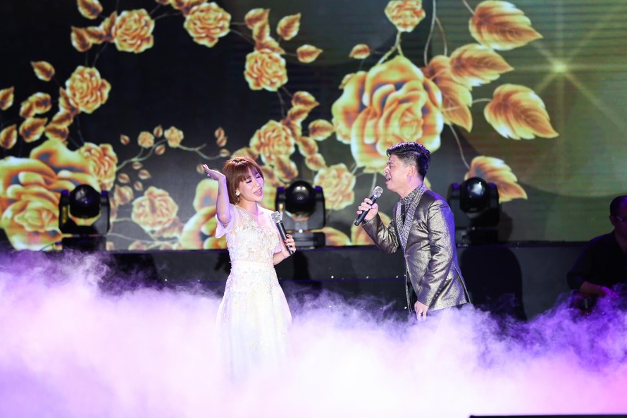 Diva Hồng Nhung đốn tim khán giả Nam Định trong đêm nhạc MobiFone