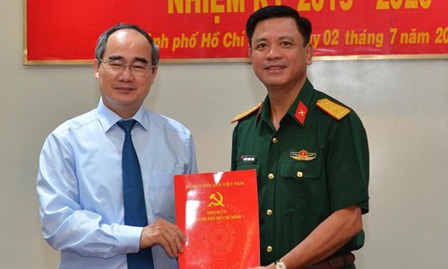 Bí thư Thành ủy TPHCM Nguyễn Thiện Nhân trao quyết định cho Đại tá Nguyễn Trường Thắng