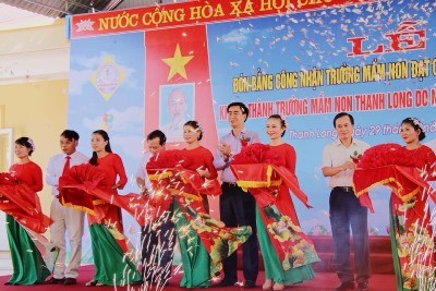 Các đại biểu cắt băng khánh thành trường mẫu giáo xã Thanh Long